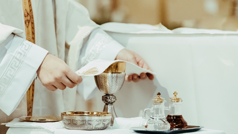 O cuidado com as rubricas preserva a dignidade da celebração litúrgica, como ressalta Jose Eduardo De Oliveira e Silva.